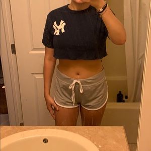 Cropped Yankees shirt